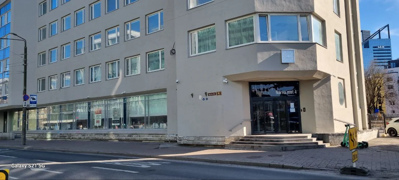 Altera Autokooli hoone ja sissepääs aadressil Narva mnt 4 Tallinnas